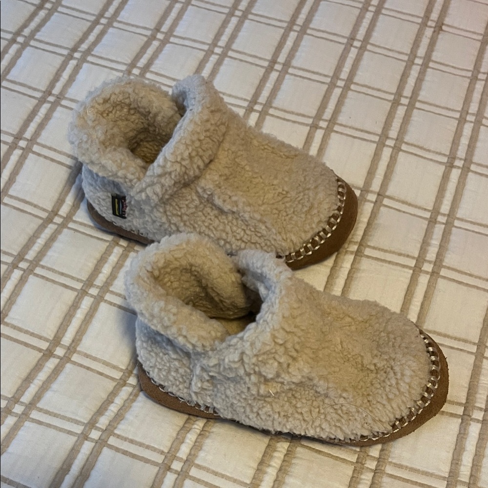 L.L. Bean Kids Slippers in Light Beige